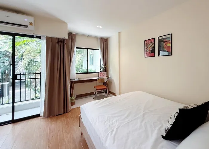 Mid Century Modern Townhouse Near Jatujak Park 3 Bed 2 Bath With Bathtub * Bangkok