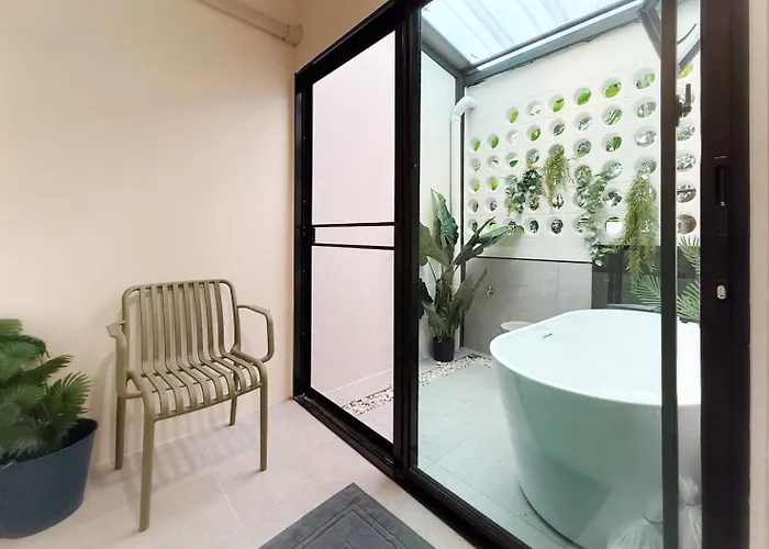 Mid Century Modern Townhouse Near Jatujak Park 3 Bed 2 Bath With Bathtub * Bangkok