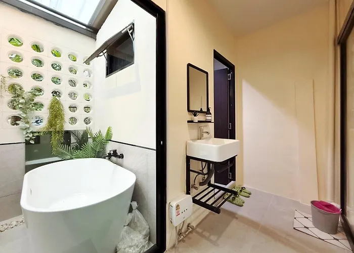 Mid Century Modern Townhouse Near Jatujak Park 3 Bed 2 Bath With Bathtub Bangkok