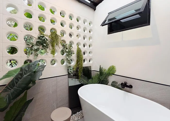 Mid Century Modern Townhouse Near Jatujak Park 3 Bed 2 Bath With Bathtub
