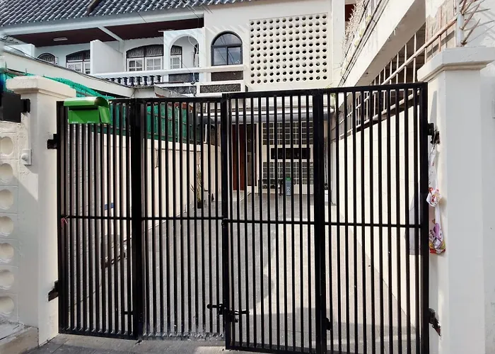 Mid Century Modern Townhouse Near Jatujak Park 3 Bed 2 Bath With Bathtub Holiday home Bangkok