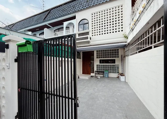 Mid Century Modern Townhouse Near Jatujak Park 3 Bed 2 Bath With Bathtub Holiday home Bangkok